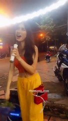 Hoà Minzy hát ngoài đường phố