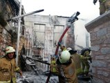 Fatih'te ahşap iki binada korkutan yangın