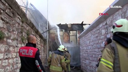 Fatih'te ahşap iki binada korkutan yangın
