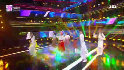 Điều fan mong chờ cuối cùng đã đến: MOMOLAND diện áo dài diễn trên show âm nhạc