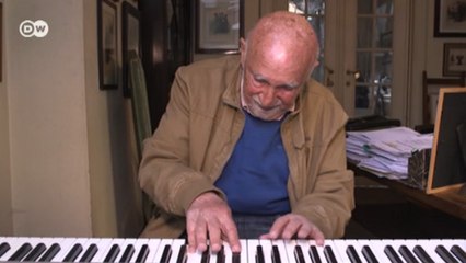 Переживший Холокост джазовый пианист играет для прохожих во время коронавируса