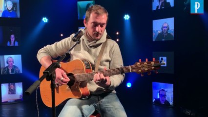 Il chante sur scène, son public suit le concert derrière des écrans