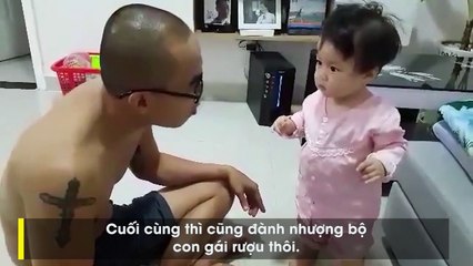 Không biết nói, cô bé 10 tháng tuổi đã dùng cách này để cãi tay đôi với bố