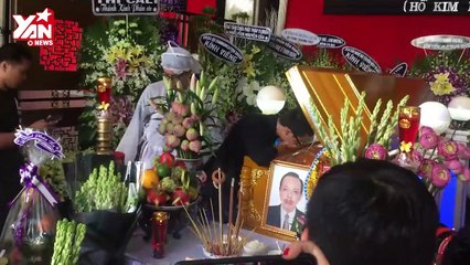 Con trai nghệ sĩ Thanh Hoàng trong đám tang bố