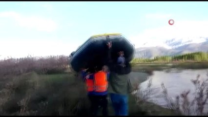 Nehrin ortasındaki adacıkta mahsur kalan çocuk botla kurtarıldı