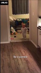 Video herunterladen: Cette maman a appris à son bébé à faire le zombie et c'est trop mignon