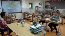 Escuelas holandesas reabren con pantallas de plástico en los pupitres
