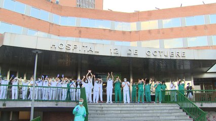 Sanitarios del Hospital 12 de Octubre se unen al aplauso de las 20:00