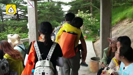 Người chồng khiến thế giới ngưỡng mộ khi cõng vợ tật nguyền đi du lịch