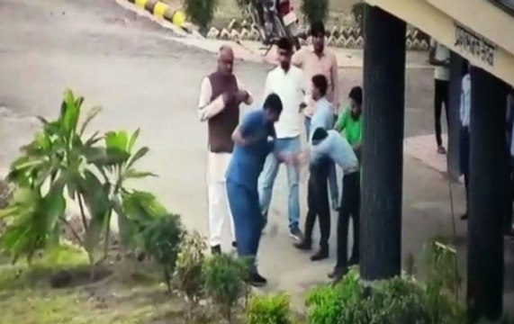 Madhya Pradesh: BJP MP assault toll booth employees for seeking ID proof