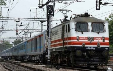 Mumbai: Girl almost falls off speeding train