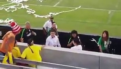 Thủ thành Rene Higuita đấm vào mặt fan hâm mộ