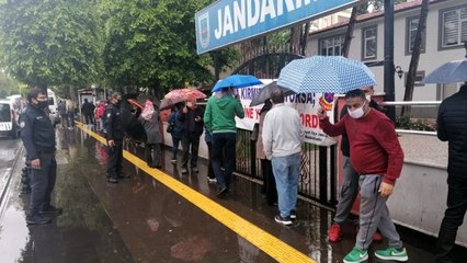 Antalya'da PTT önünde yağmur altında maaş kuyruğu