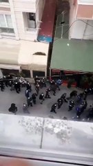 Gazi Mahallesi'nde skandal! Polislere pencereden...