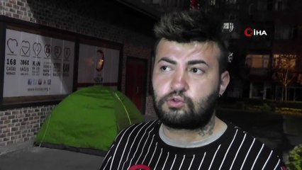 Niğde'den seyahat kısıtlaması nedeniyle çıkamayan 28 yaşındaki Abdullah Çankaya sokakta kurduğu çadırda yaşıyor