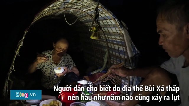 Người ngoại thành Hà Nội ăn ngủ trên thuyền chờ nước rút