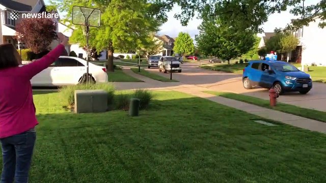 Elementary school teacher in Illinois gets heartwarming parade from students amid coronavirus lockdown