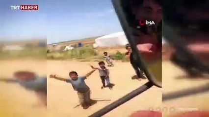 Türk askerinden Suriyeli çocuklara çikolata sürprizi