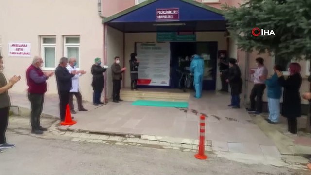 Bayburt’ta Covid-19 tedavisi tamamlanan iki huzur evi sakini taburcu edildi