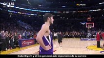 Kobe Bryan era un especialista en los tiros sobre la campana y este video lo confirma.