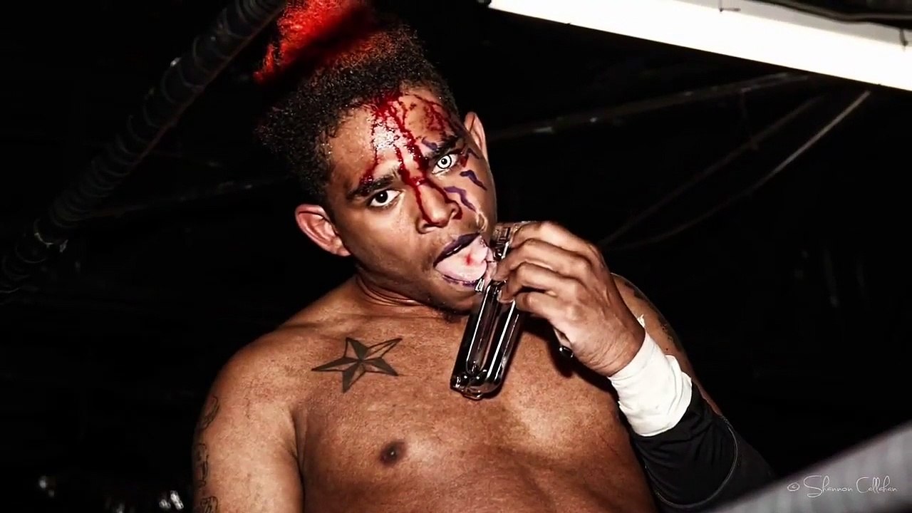 Mm3 wrestler being a colorist on the phone