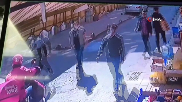 Esenler'de maskeli magandalar, iki işletmeciyi tekme tokat böyle dövdü- Defalarca yumruk ve tekme yiyerek düşen işletmeciler canını zor kurtardı- O anlar kameralara yansıdı