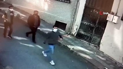 Esenler'de maskeli magandalar, iki işletmeciyi tekme tokat böyle dövdü- Defalarca yumruk ve tekme...
