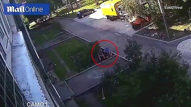 Khoảnh khắc em bé được người đàn ông đỡ khi rơi từ tầng 4 xuống