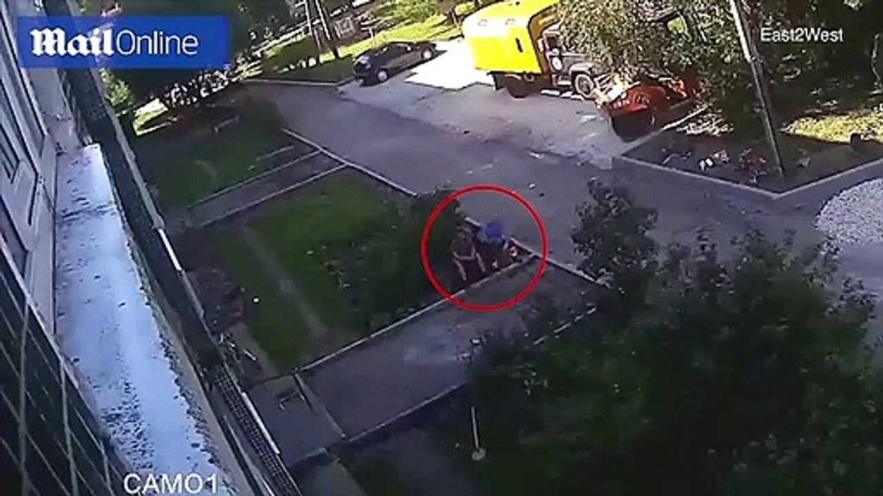 Khoảnh khắc em bé được người đàn ông đỡ khi rơi từ tầng 4 xuống