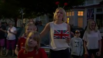 Los británicos celebran el Día de la Victoria cantando y respetando el distanciamiento social