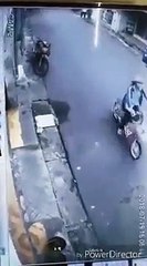 Mẹ bế con bị cướp giật kéo lê trên phố Sài Gòn