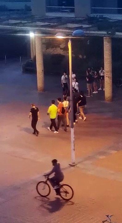 Un grupo de jóvenes queda en Tudela para darse abrazos en mitad del estado de alarma