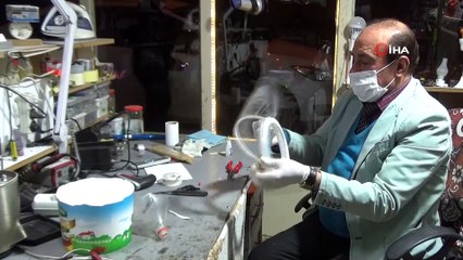 Yoğurt kabı ve kola petiyle siperlik maske yaptı