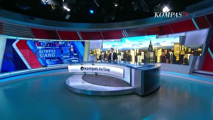 Ibu dan Anak Bagikan Masker Pakai Kostum DInosaurus