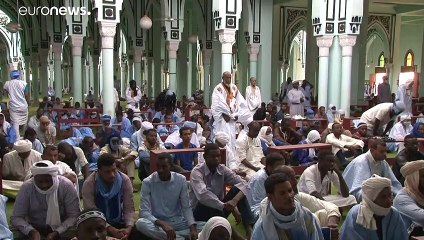 شاهد: الموريتانيون يتدفقون على المساجد بعد تخفيف تدابير العزل