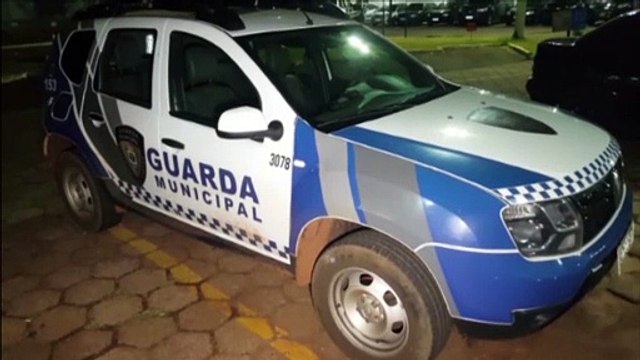 Mulher com criança de colo é vista pela GMC aos prantos após ser agredida pelo marido no Brasmadeira