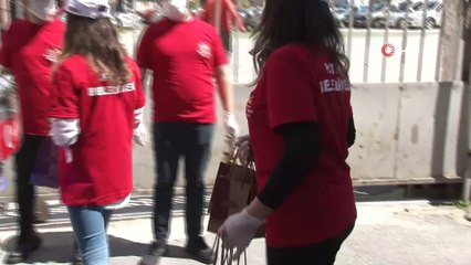 Fatih'te vatandaşlara maske ve dezenfektan dağıtıldı