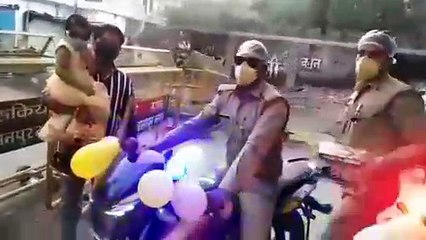 लॉकडाउन: मासूम बच्ची का जन्मदिन मनाने पहुंची यूपी पुलिस, लेकर आई केक और गुब्बारें, कहा हैप्पी बर्थडे टू यू