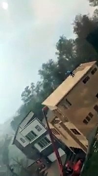 Ces ouvriers sur un toit sont pris en pleine tempête