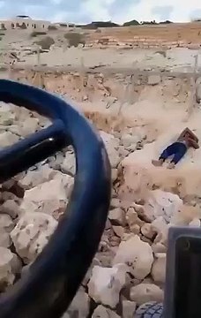 Ouvrier endormi : réveillé au marteau-piqueur !