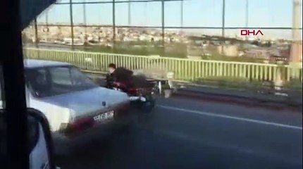 HALİÇ'TE MOTOSİKLET ÜZERİNDE TEHLİKELİ YOLCULUK KAMERADA