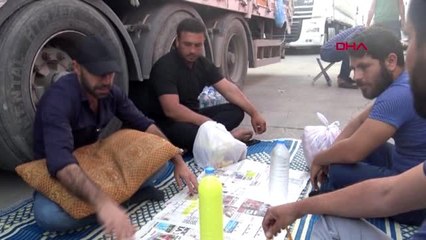 ŞIRNAK Temassız ihracat yapan sürücülerinin TIR'larda iftar hazırlığı