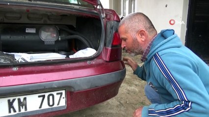 Otomobilinin bagajından gelen gizemli sesin kaynağı kuş yavruları çıktı