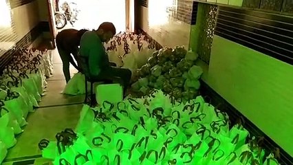 शामली: समाजसेवी ने बेसहारा 2000 लोगो को बांटी खाद्य सामग्री किट