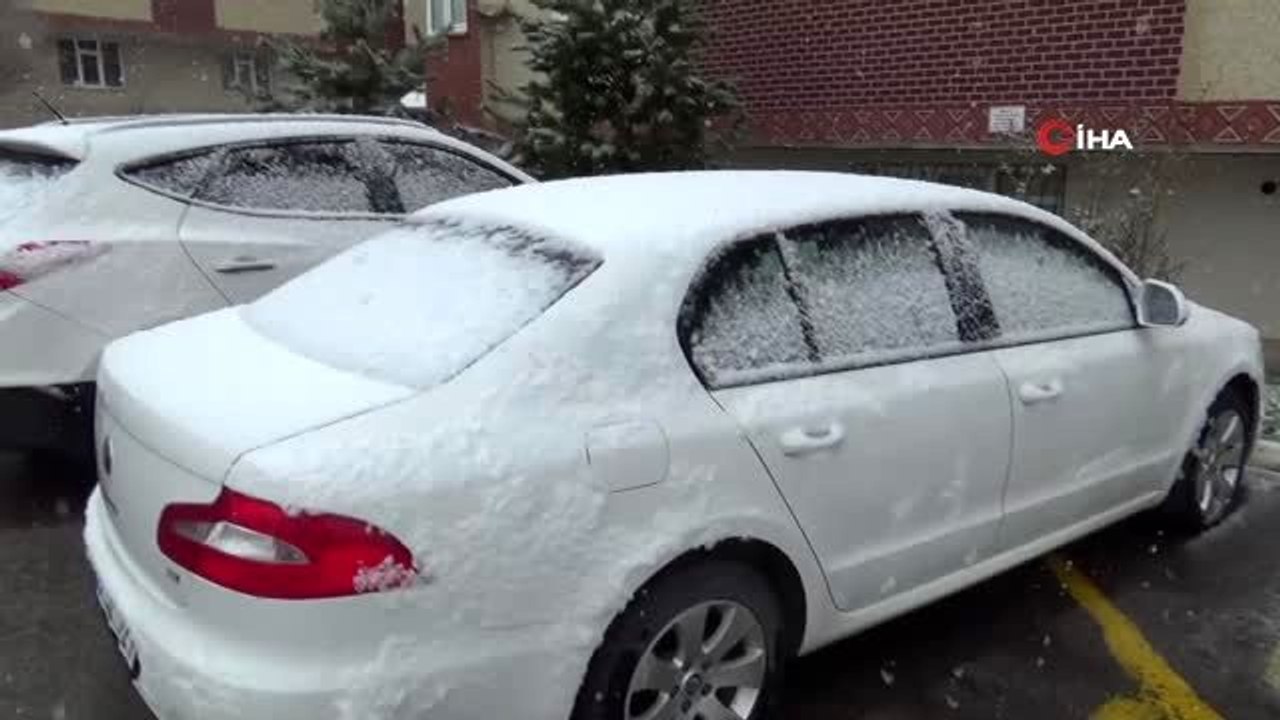 Erzurum'da baharı beklerken kış geri geldi...Mayıs ayında kent merkezine lapa lapa kar yağdı