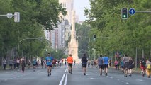 Madrileños pasean y hacen deporte tramos peatonalizados