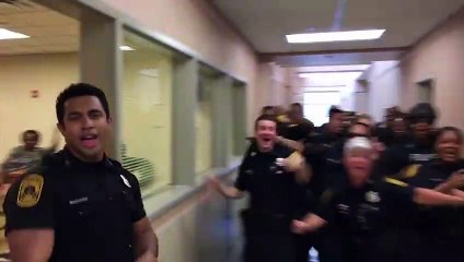 Cảnh sát Mỹ hát nhép Uptown Funk vui nhộn