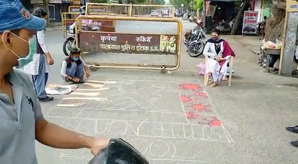 इटावा: कोरोना योद्धाओं के लिए स्कूली बच्चों ने बनाई रंगोली