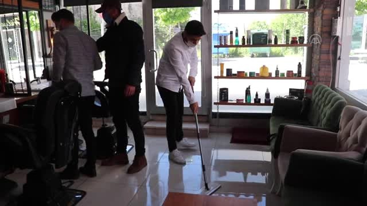 Berberler ve kuaförler açılışa hazırlanıyor