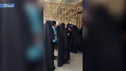 نساء أحوازيات يحتججن أمام سجن شبيان في إيران لمنعهن من الاطمئنان عن صحة أبنائهم